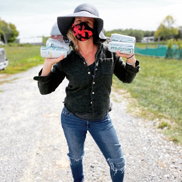 Meet your Posher, Nicole - Picture 2 of 2